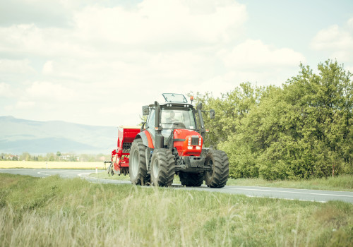Foto van een tractor op een landweggetje