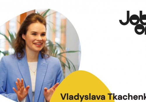 Vladyslava Tkachenko presenteert aan een groep