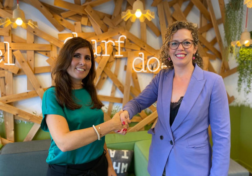 Dorien van De achthonderd en Bianca van Driessen Foundation schudden elkaar de hand.