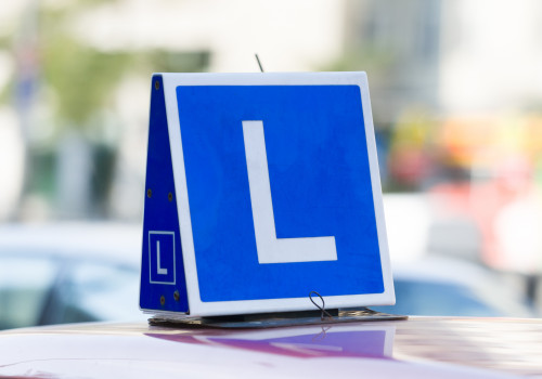 Foto van de letter L op een autorijles-auto
