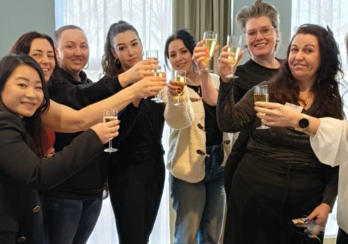 Foto met de acht kandidaten van Sterk aan het Werk die aan het proosten zijn