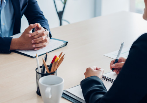 Tafel waaraan twee mensen in gesprek zijn