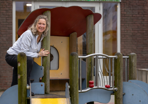 Dorothé glimlachend op speelplein kinderopvang