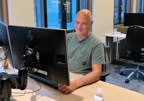 Joram achter zijn bureau