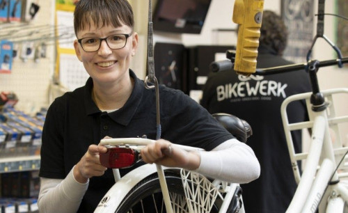 Mayke aan het werk met hulp van Bikewerk