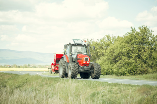 Tractor op een landweggetje