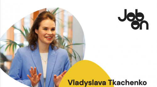 Vladyslava Tkachenko presenteert aan een groep