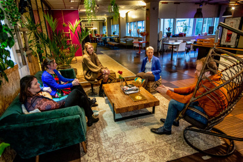 Groep van 5 personen in gesprek met elkaar