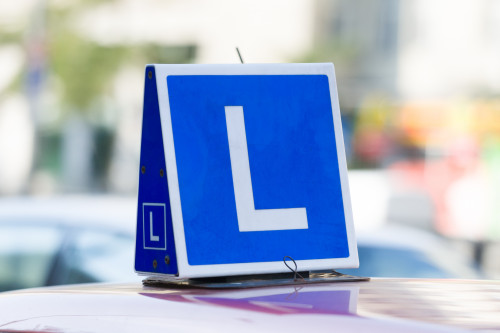 Foto van de letter L op een autorijles-auto