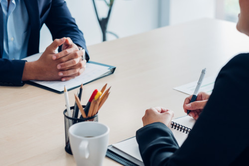 Tafel waaraan twee mensen in gesprek zijn