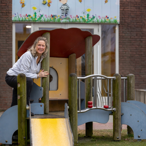 Dorothé glimlachend op speelplein kinderopvang