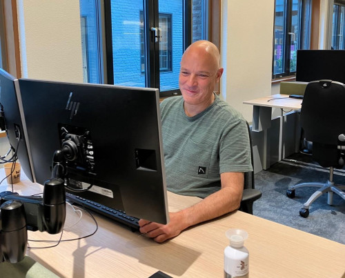 Joram achter zijn bureau
